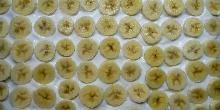 Vrstva sušenek, poloviny krému a banánů