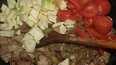 Nudle s krkovicí a cuketou, přidáme cuketu,  rajčata a koření