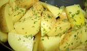 Ochucené hranolky jako smažené z Actifry (brambory se slupkou, olivový olej, petrželka a česnek)
