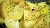 Ochucené hranolky jako smažené z Actifry, brambory se slupkou, olivový olej, petrželka a česnek