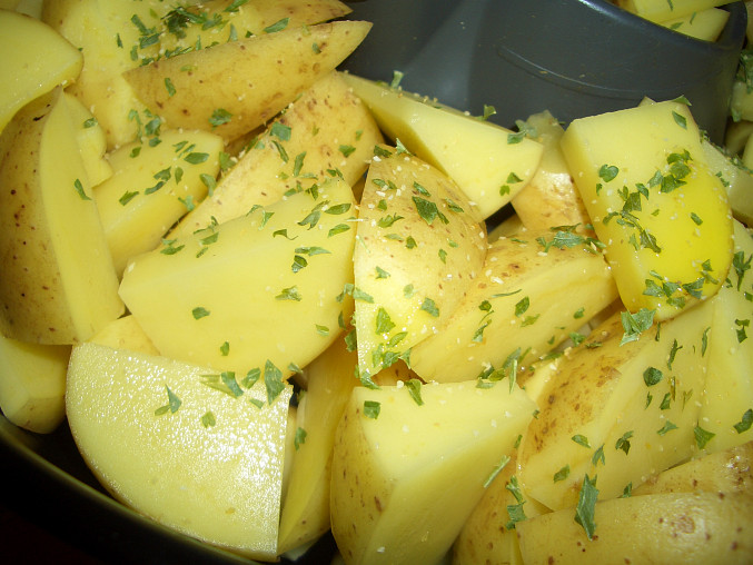 Ochucené hranolky jako smažené z Actifry, brambory se slupkou, olivový olej, petrželka a česnek