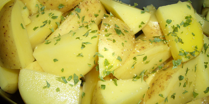 brambory se slupkou, olivový olej, petrželka a česnek