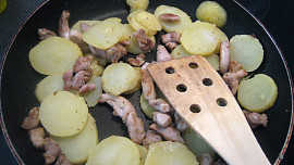 Opekané kuřecí maso s bramborami