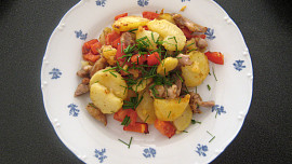 Opekané kuřecí maso s bramborami