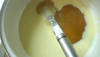 Orientální broskve s jogurtovou zmrzlinou