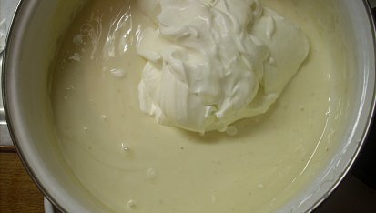 Orientální broskve s jogurtovou zmrzlinou