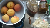 Orientální broskve s jogurtovou zmrzlinou