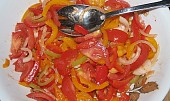 Paprikový salát, zeleninu drobně pokrájíme