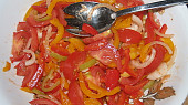 Paprikový salát, zeleninu drobně pokrájíme