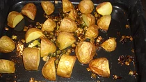 Pečené brambory s jarní cibulkou