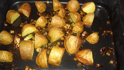 Pečené brambory s jarní cibulkou