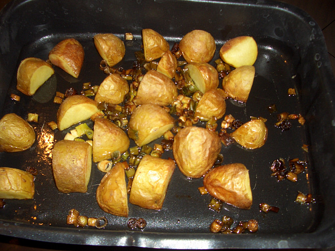 Pečené brambory s jarní cibulkou