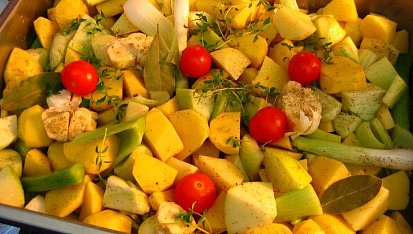 Ploché kuře (Crapaudine) s pečenými cibulemi, brambory a jablky