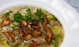 Polévka z vepřových kostí s rýží a houbami