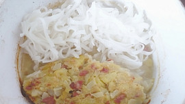 Sekaná ze zelí a rýžové nudle