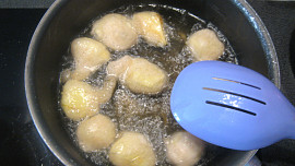 Smažená jablka v těstíčku