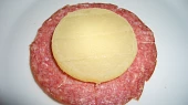 Smažené tvarůžky se salámem Herkules a anglickou slaninou