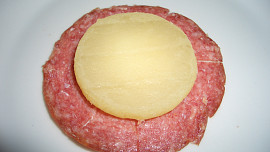 Smažené tvarůžky se salámem Herkules a anglickou slaninou