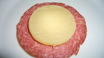 Smažené tvarůžky se salámem Herkules a anglickou slaninou