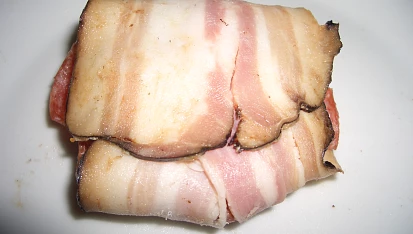 Smažené tvarůžky se salámem Herkules a anglickou slaninou