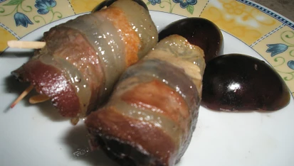 Švestky ve slanině a slivovici