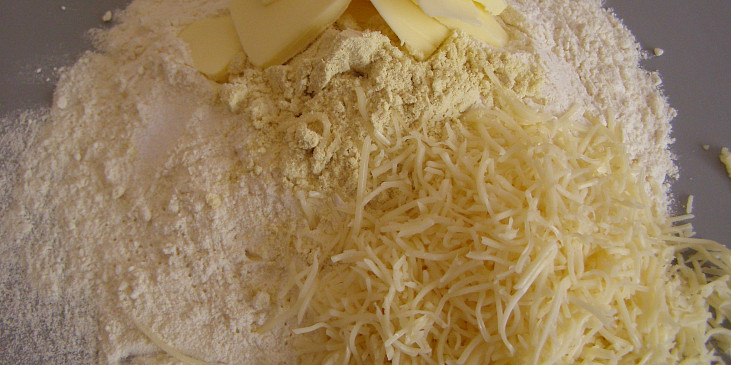Sýrové čtverečky s ořechy (příprava těsta)