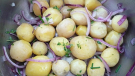 Teplý bramborový salát