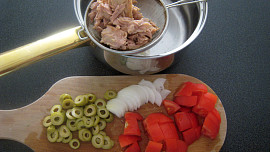 Těstoviny s tuňákem a olivami