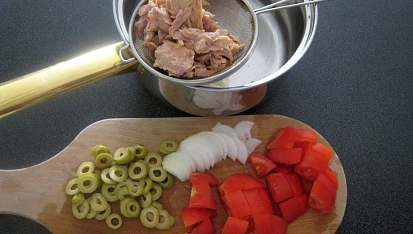 Těstoviny s tuňákem a olivami