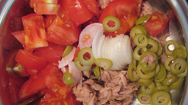 Těstoviny s tuňákem a olivami