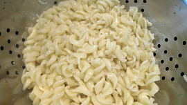 Těstoviny s tuňákem a olivami