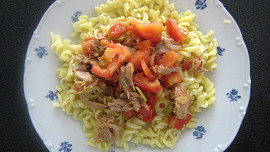 Těstoviny s tuňákem a olivami