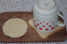 Vykrojíme kolečka z toastového chleba