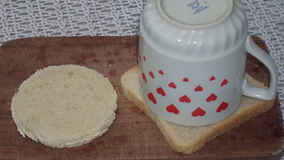 Toastové košíčky, Vykrojíme kolečka z toastového chleba