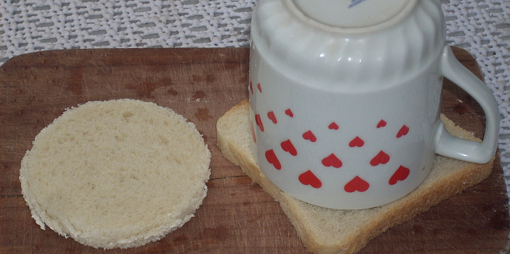 Vykrojíme kolečka z toastového chleba