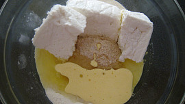 Tvarohové knedlíčky s rybízovou omáčkou