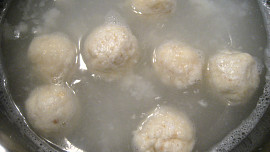 Tvarohové knedlíčky s rybízovou omáčkou