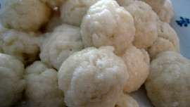 Tvarohové knedlíčky s rybízovou omáčkou