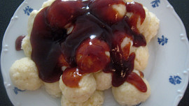 Tvarohové knedlíčky s rybízovou omáčkou