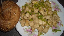 Vepřové kostky s pórkem, česnekem a jarní cibulkou