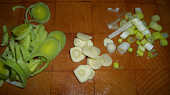 Vepřové kostky s pórkem, česnekem a jarní cibulkou
