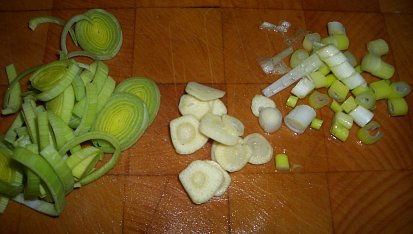 Vepřové kostky s pórkem, česnekem a jarní cibulkou