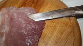 Vepřové na citronu a česneku, ... v mase uděláme kapsu...