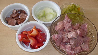 Vepřové špízy na gril, připravené ingredience