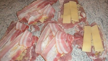 Vepřové závitky s nivou, poklademe plátkovým sýrem a anglickou slaninou