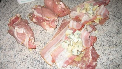 Vepřové závitky s nivou, nakonec  na kostičky nakrájenou nivu
