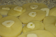 Každý plátek brambory si zaslouží svůj plátek česneku