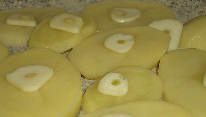Zapečené brambory s nivou, Každý plátek brambory si zaslouží svůj plátek česneku