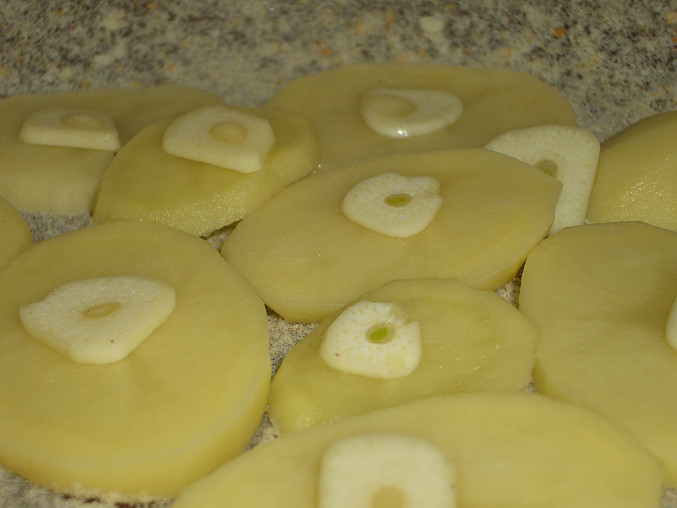 Zapečené brambory s nivou, Každý plátek brambory si zaslouží svůj plátek česneku
