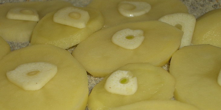 Každý plátek brambory si zaslouží svůj plátek česneku